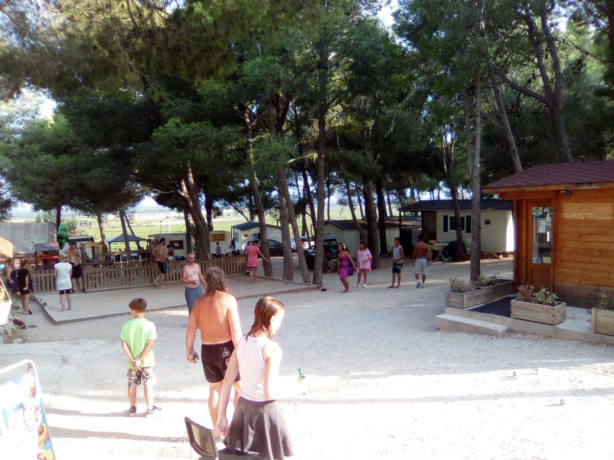Camping Le Bois De Pins سالس-ليه-شاتو المظهر الخارجي الصورة