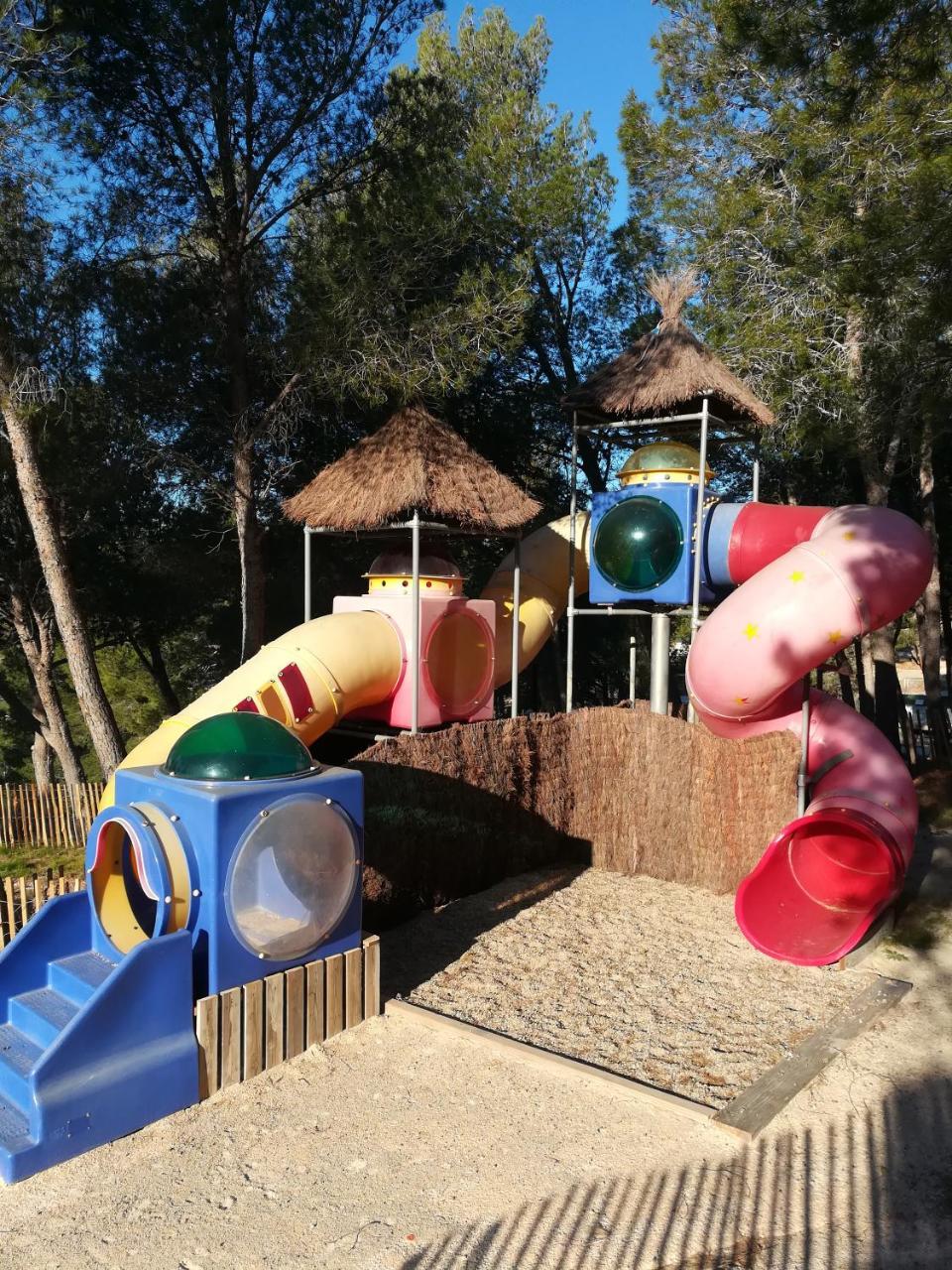 Camping Le Bois De Pins سالس-ليه-شاتو المظهر الخارجي الصورة